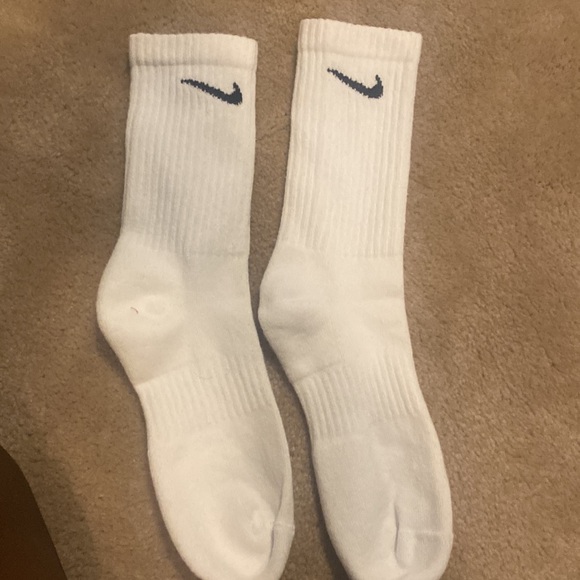 1 pair of White, never worn Nike socks - Picture 3 of 3